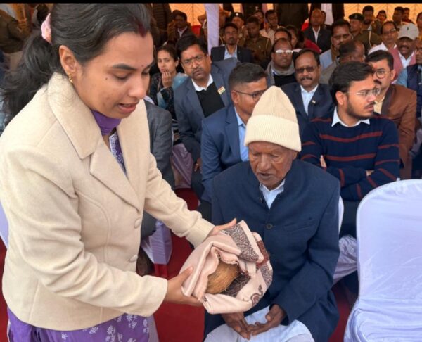 गणतंत्र दिवस पर स्वतंत्रता सेनानी महावीर प्रसाद जैन को किया गया सम्मानित