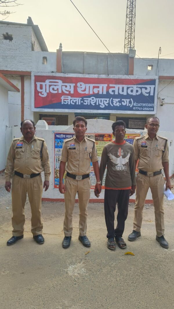 चरित्र शंका में पति ने  पत्नी की धारदार हथियार से  हत्या