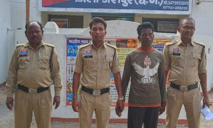 चरित्र शंका में पति ने  पत्नी की धारदार हथियार से  हत्या